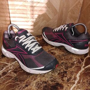 Reebok women's simply tone toning walking shoes size 9.5.     254